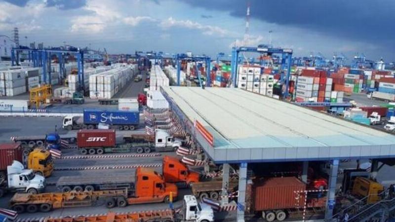 Xe tải di chuyển khó khăn trong điều kiện mưa lớn tại Nhơn Trạch ảnh hưởng logistics